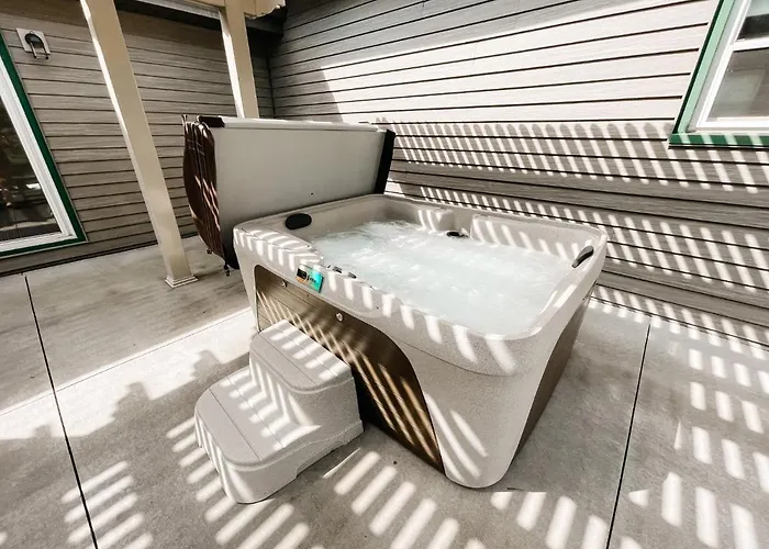 3 Bedroom Home Outside Of Berlin, Patio With Hot Tub!