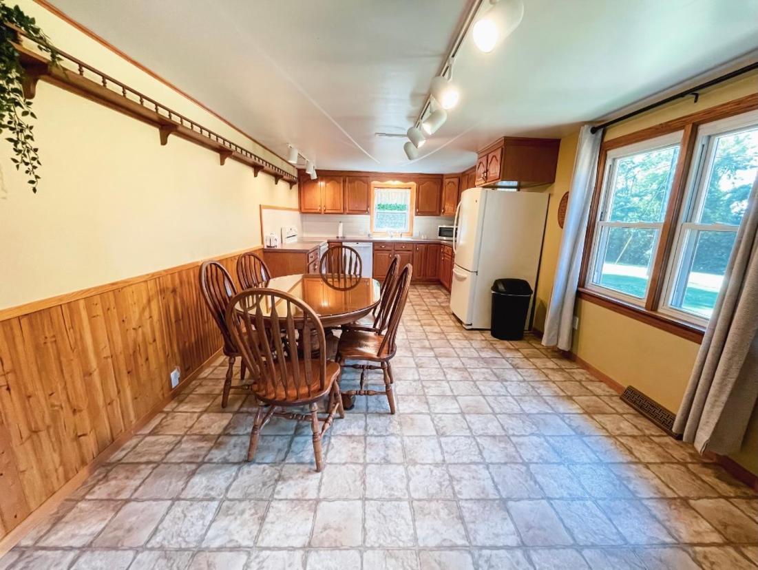 Holiday home 3 Bedroom Outside Of Berlin, Patio With Hot Tub! *