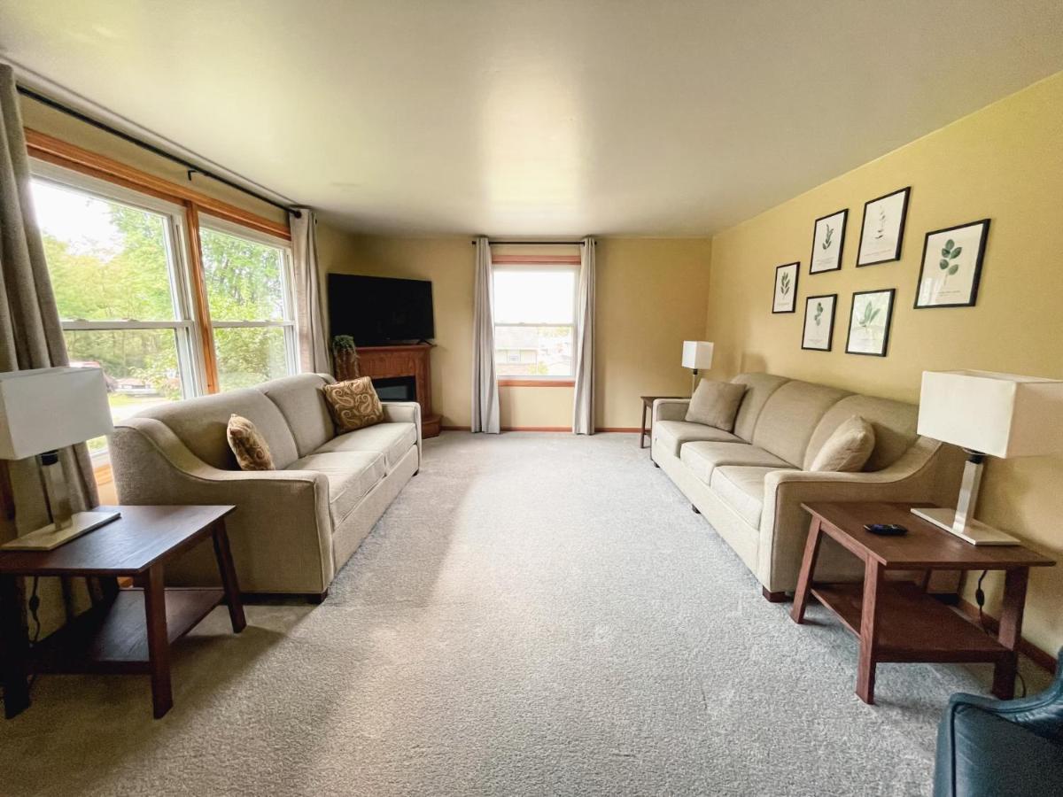 3 Bedroom Outside Of Berlin, Patio With Hot Tub! Holiday home