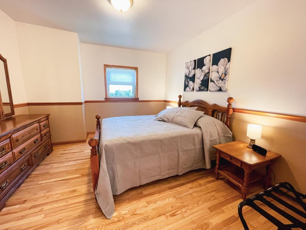 Holiday home 3 Bedroom Outside Of Berlin, Patio With Hot Tub! *