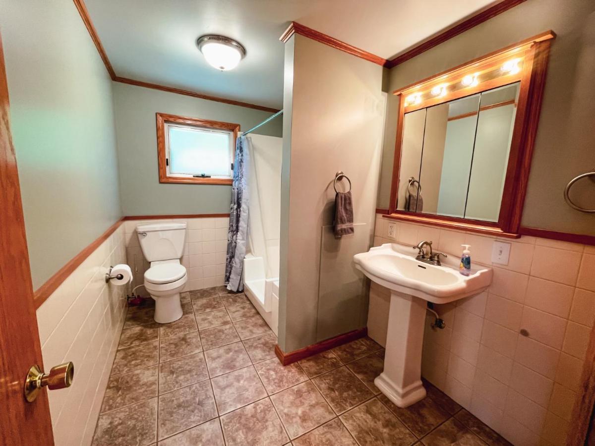 3 Bedroom Outside Of Berlin, Patio With Hot Tub! Holiday home Millersburg