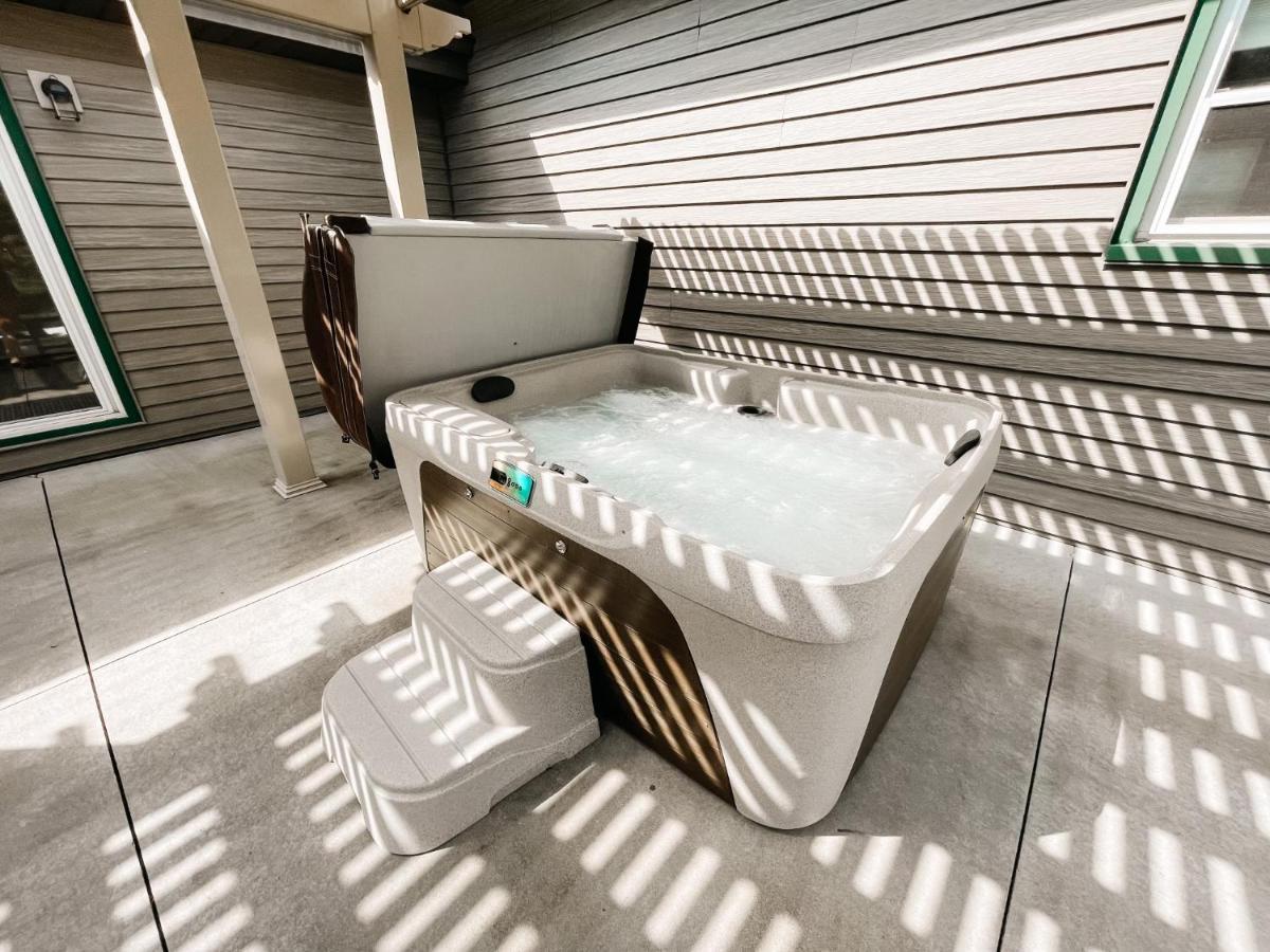 3 Bedroom Outside Of Berlin, Patio With Hot Tub! Holiday home